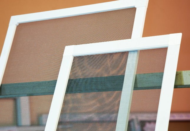 Dos mosquiteras a medida con marco de aluminio lacado en blanco en el taller, listas para montar en Burgos